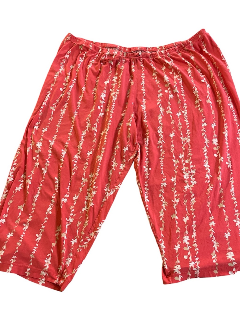 HUE Red Floral Capri Pants